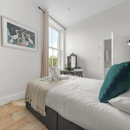 Pelican Suite, 1-bed, Sleeps 3 * Harrogate